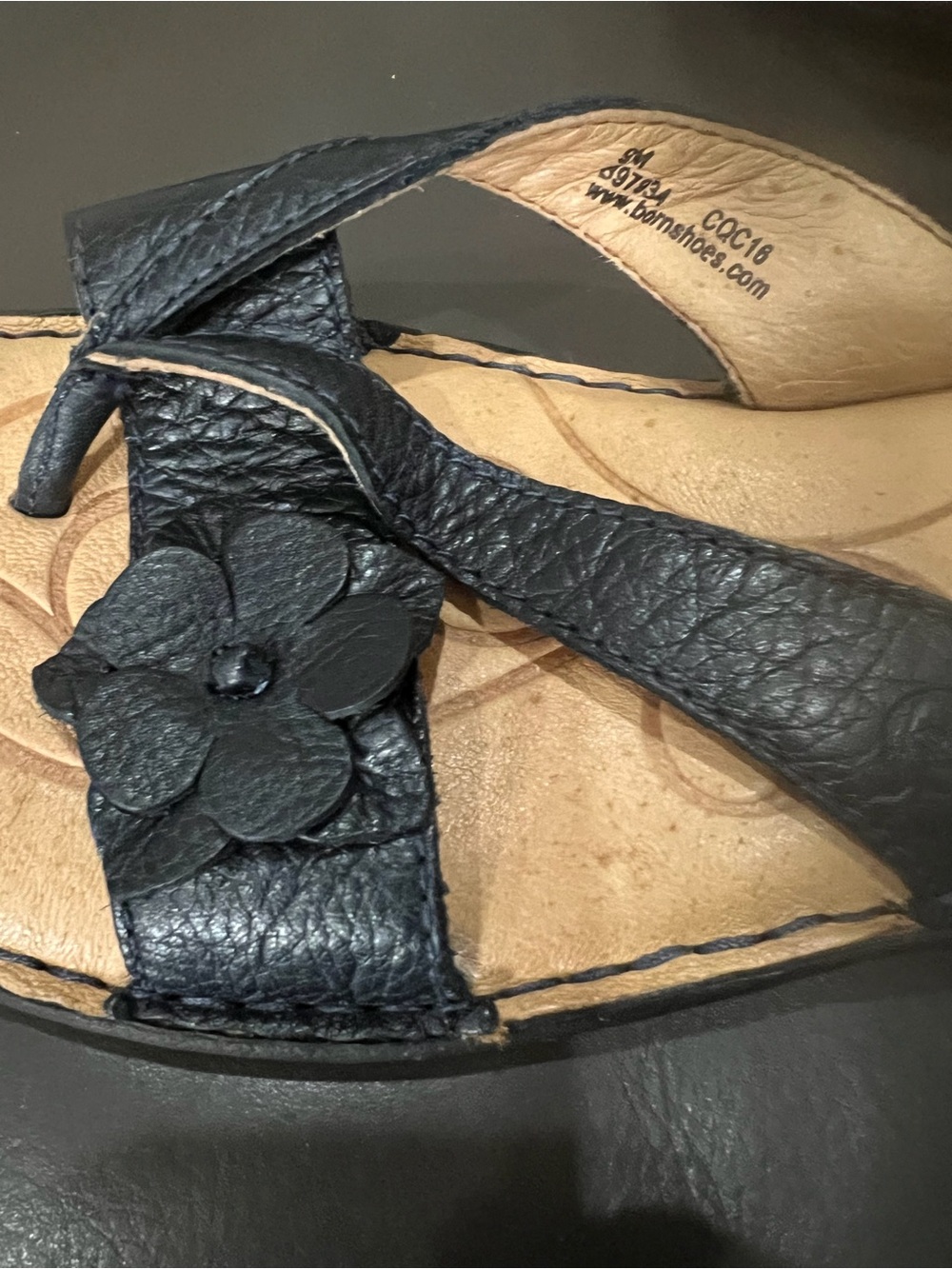 (NEW) Born Women's black size 9 M thong slippers - Picture 3 of 4